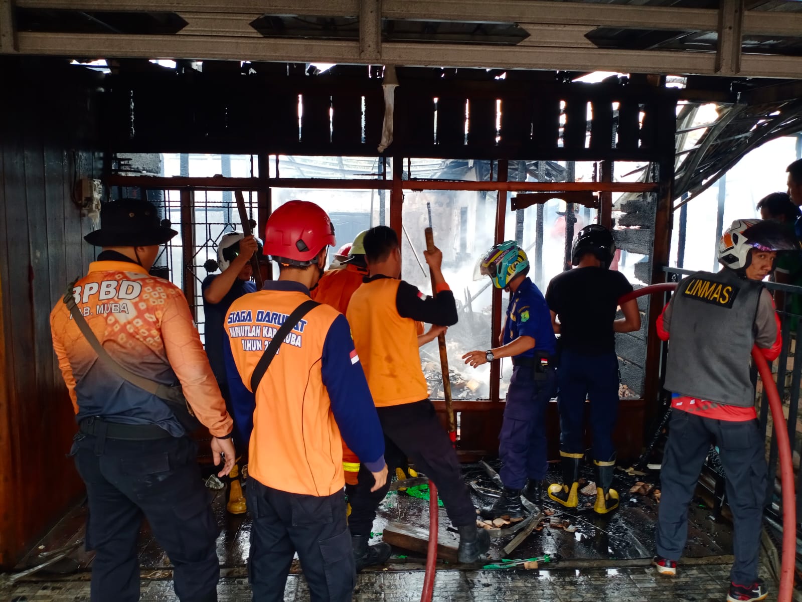 Si Jago Merah Hanguskan 3 Rumah Warga Seberang JM, Respon Cepat Tim Damkar dan BPBD Muba Berhasil Pa